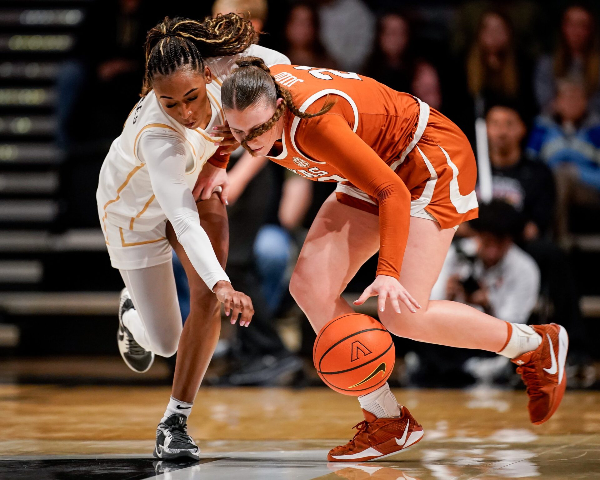 Vanderbilt guard Mikayla Blakes (1) and Texas guard Ashton Judd (21) chase after the ball during the third quarter at Memorial Gymnasium in Nashville, Tenn., Thursday, Feb. 12, 2026.